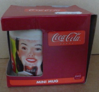 7022-5 € 5,00 ccoa cola mini mok dame met hoed.jpeg